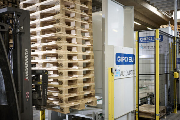 OPTIMUM 300 – Automatisches Einführen und Vereinzeln von Paletten
